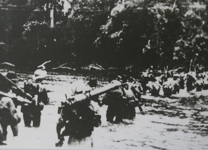 5 Quân giải phóng vượt sông La ngà tiến về tham gia chiến dịch xuân lộc- long khánh, tháng 4-1975