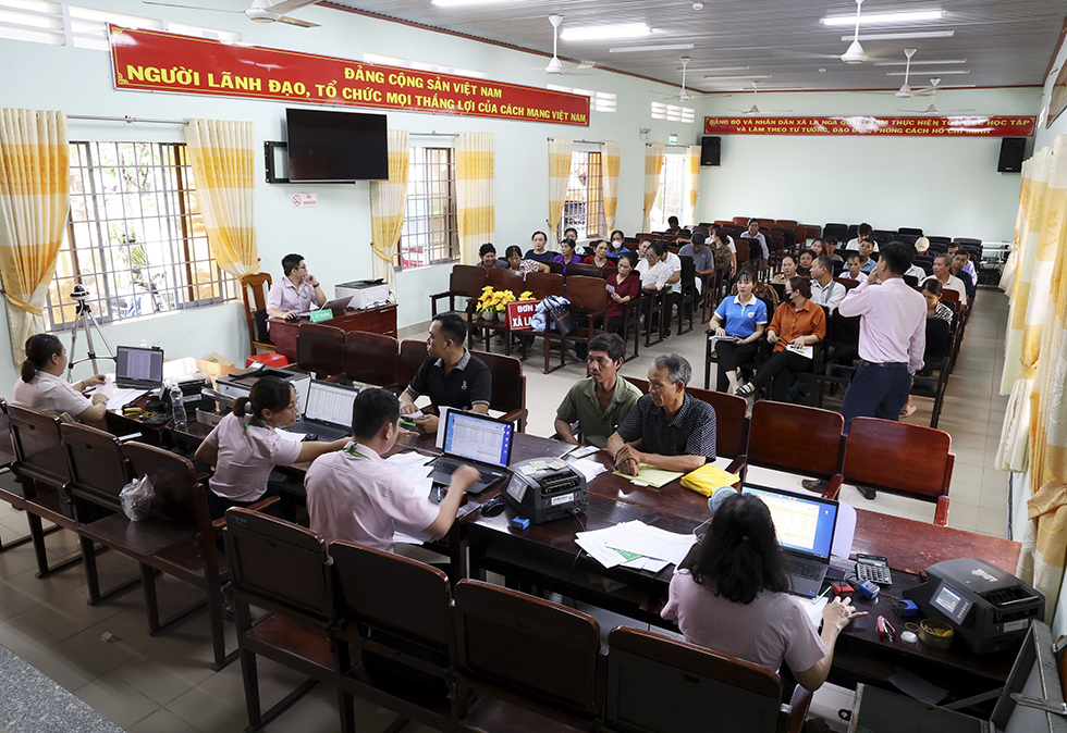 A group of people sitting at tables in a roomAI-generated content may be incorrect.