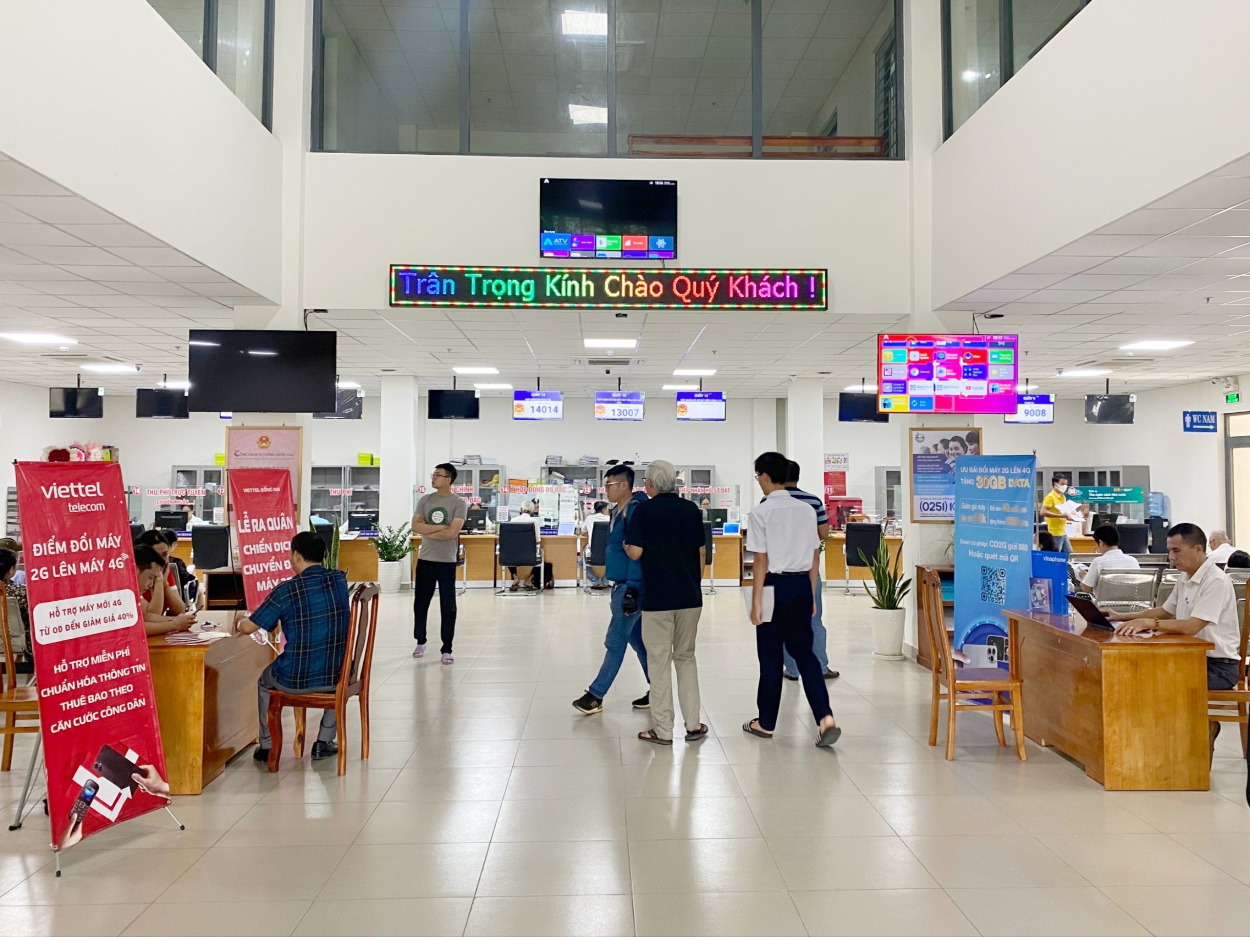 Một cửa Long Thành phối hợp Viettel và VNPT hỗ trợ người dân chuyển đổi sim 2G lên 4G và cấp chữ ký số miễn phí