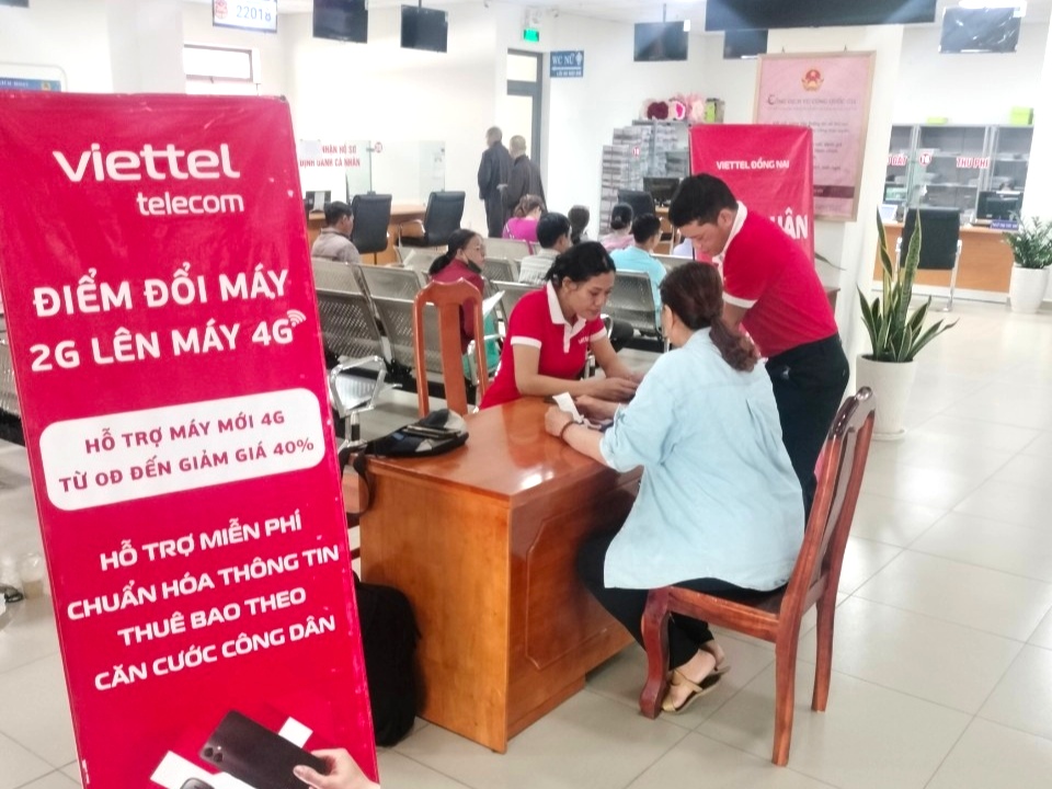 Nhân viên Viettel hỗ trợ người dân chuyển đổi sim 2G lên 4G tại Một cửa
