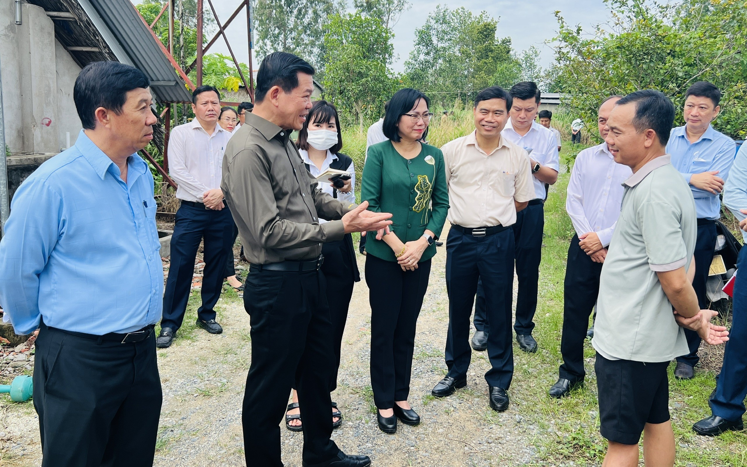 Description: D:\Hinh anh\2024\Thang 7\BÍ THƯ TỈNH UỶ KIỂM TRA CƠ SỞ CHĂN NUÔI\z5614408172387_6ccfe4c9f0a08150d4e66ac4ecd82e24.jpg