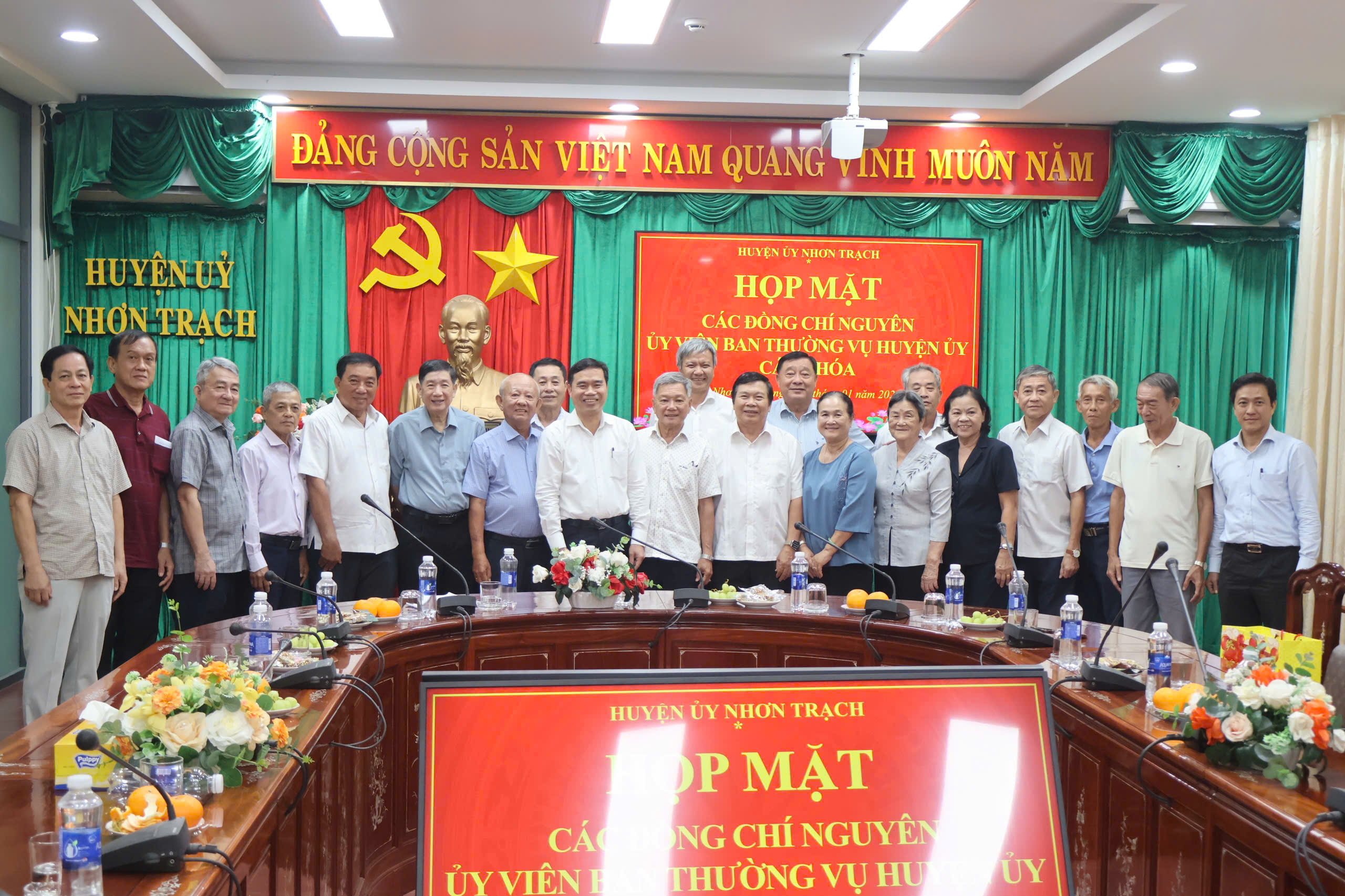 Description: G:\HÌNH ẢNH CÁC NĂM\2025\Thang 1\HỌP MẶT NGUYÊN LÃNH ĐẠO HUYỆN\z6219411039552_526d85d691eb6665df3191c10b100ed5.jpg