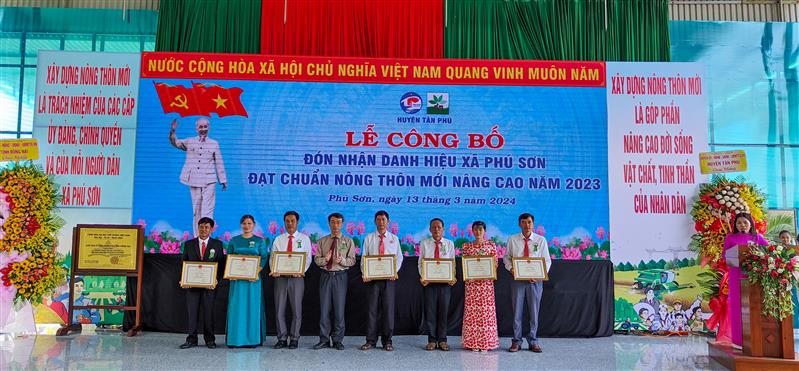 UBND huyện Tân Phú đã khen thưởng cho các tập thể và cá nhân có thành tích xuất sắc