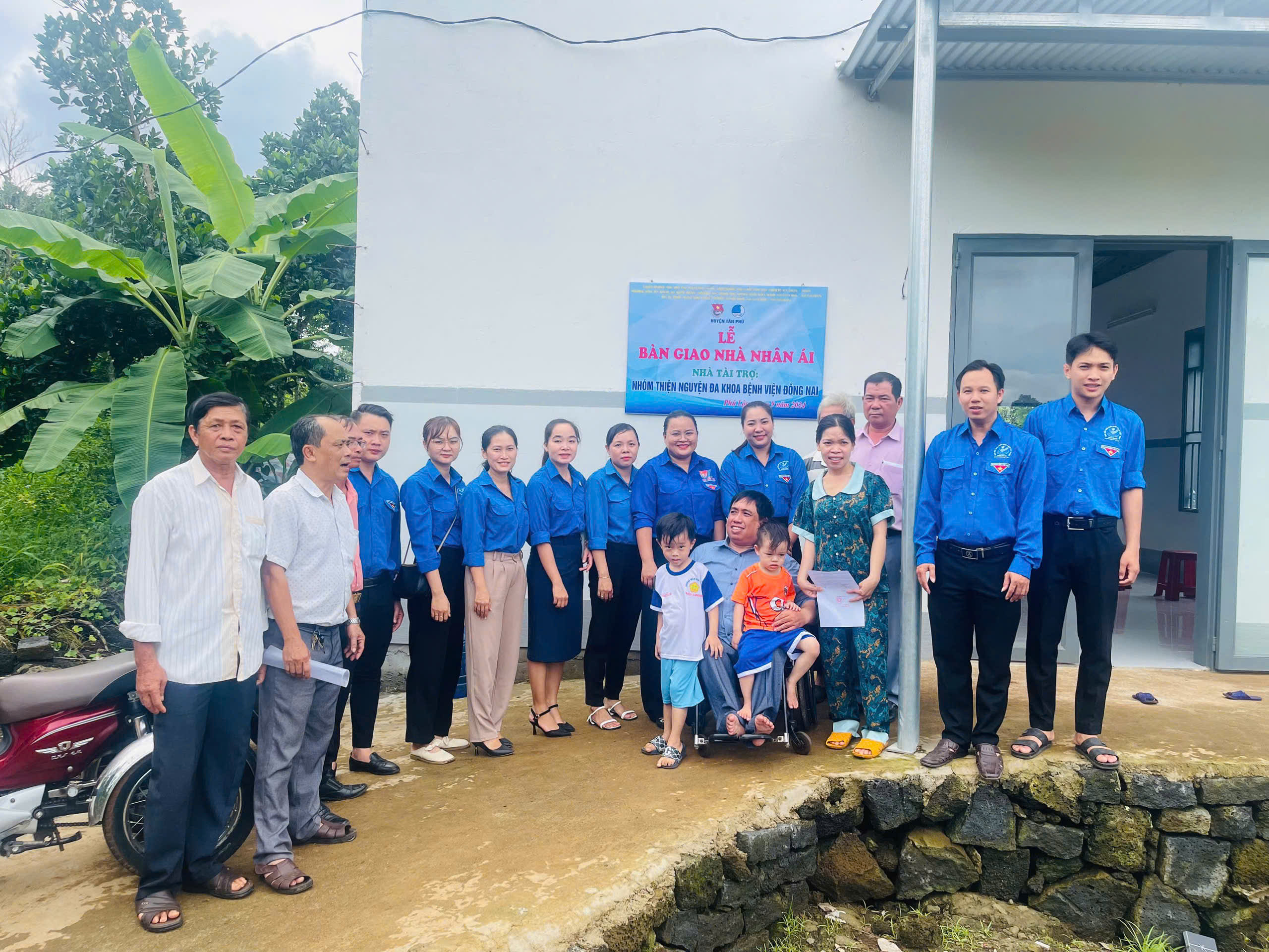 Đoàn đại biểu tham gia lễ bàn giao Nhà nhân ái tại xã Phú Lộc