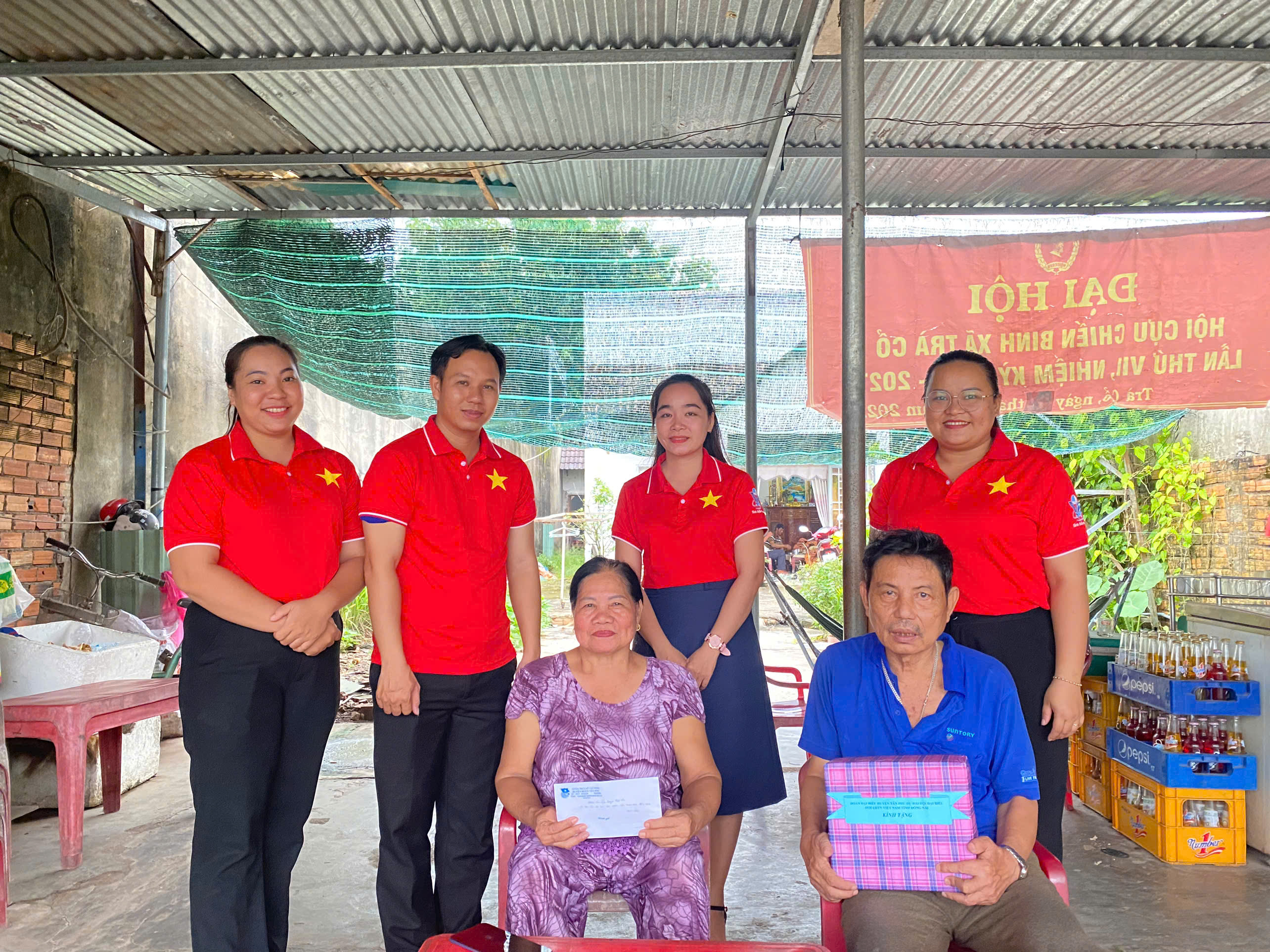 Đoàn đại biểu  thăm hỏi tặng quà cho gia đình chú Nguyễn Văn Huống – Hội viên Chi hội Cựu TNXP thị trấn Tân Phú – Trà Cổ