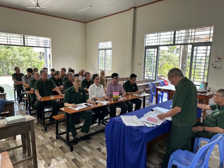 A group of people sitting at tables in a roomDescription automatically generated