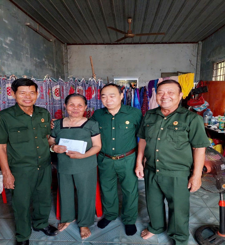 A group of people standing in a roomDescription automatically generated