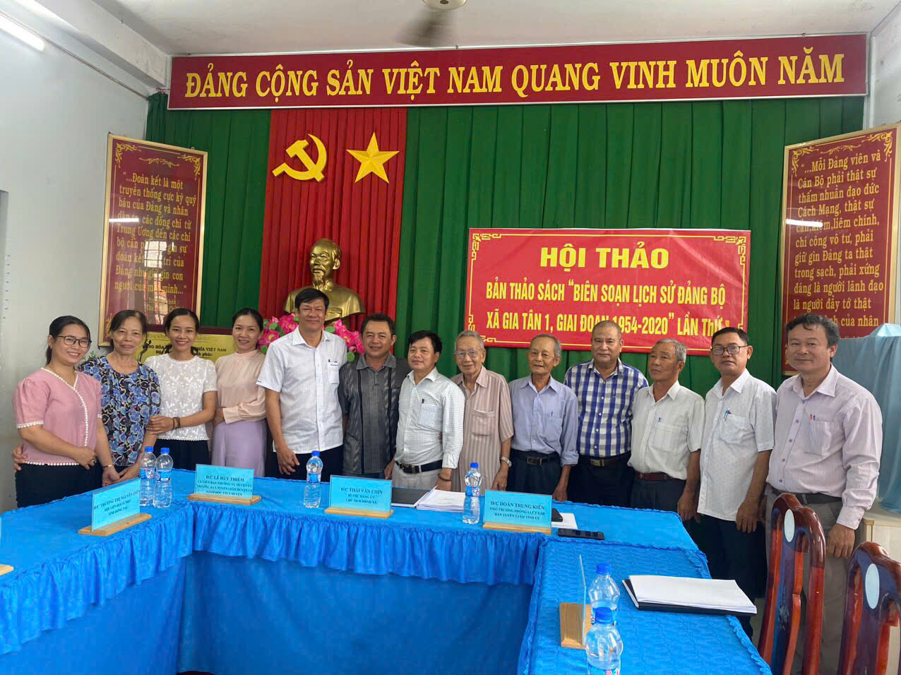 Description: C:\Users\Admin\Desktop\Lãnh đạo xã chụp hình lưu niệm cùng đại biểu tỉnh, huyện và các nhân chứng lịch sử.jpg