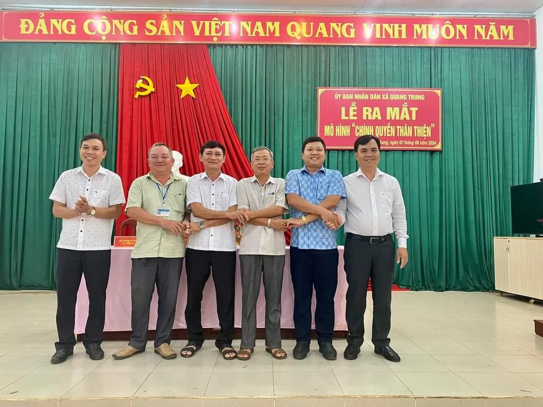Có thể là hình ảnh về 6 người và văn bản cho biết 'ĐẢNG CỘNG SẢN VIỆT NAM QUANG VINH MUÔN NĂM ጋ ỦY BAN NHÁN rBAKTMИAHAO AN QUANG TRUNG LỄ RA MẮT MÓ HÌNH CHÍNH QUYỀN THÂN ΤΙEΝ