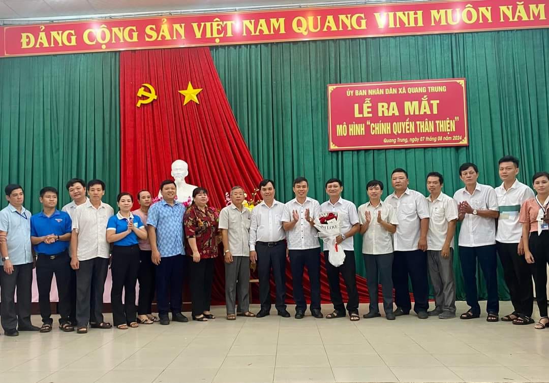 Có thể là hình ảnh về 17 người và văn bản