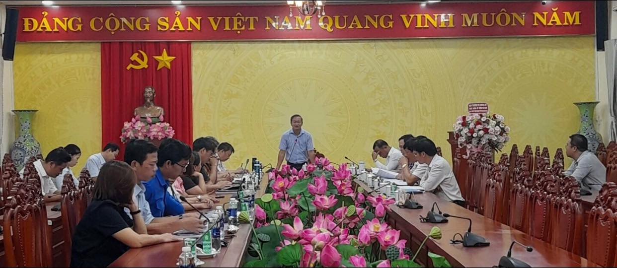 Có thể là hình ảnh về 8 người, đền thờ và văn bản