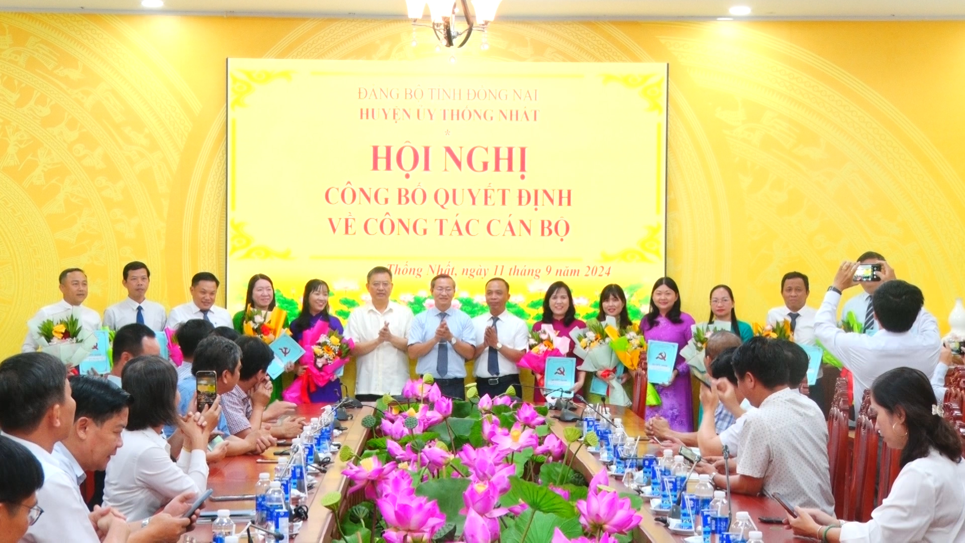 Lãnh đạo huyện Thống Nhất trao quyết định và tặng hoa chức mừng các đồng chí được điều động và bổ nhiệm. Ảnh: Tiến Thụ