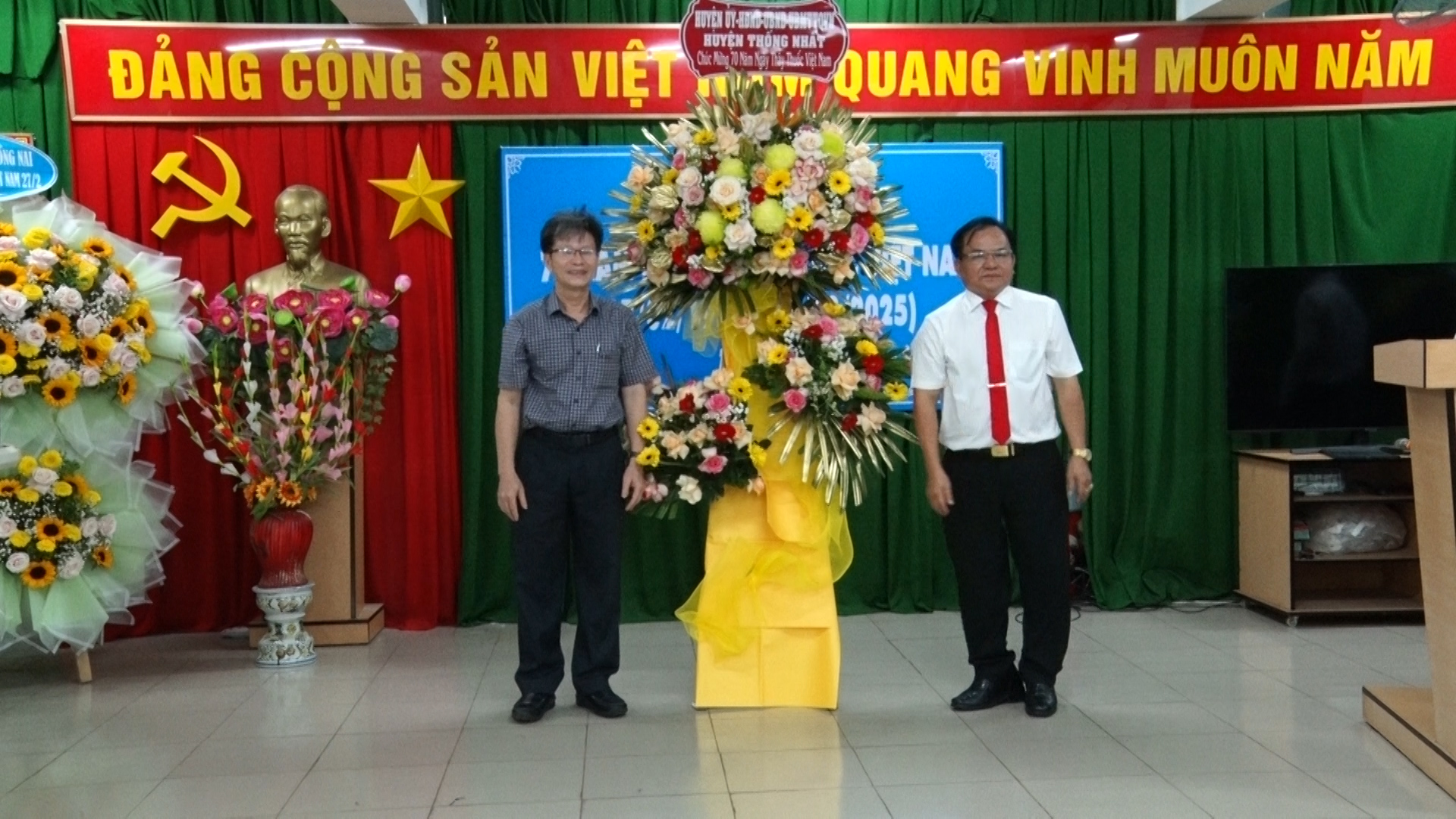 Description: C:\Users\Admin\AppData\Local\Microsoft\Windows\INetCache\Content.Word\Phó chủ tịch UBND huyện Nguyễn Đình Cương-trao lãng hoa của lãnh đạo huyện chúc mừng 70 năm ngày Thầy thuốc Việt Nam.jpg