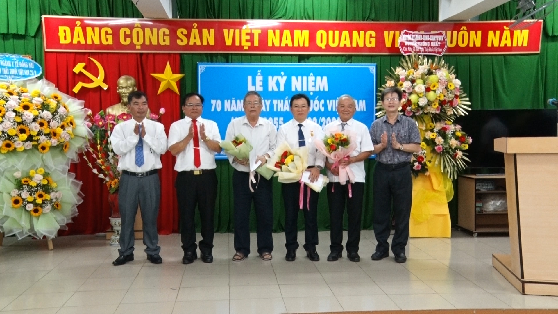 Description: C:\Users\Admin\Desktop\Lãnh đạo huyện, Trung tâm Y tế huyện tặng hoa tri ân các đồng chí nguyên lãnh đạo ngành y tế huyện.jpg