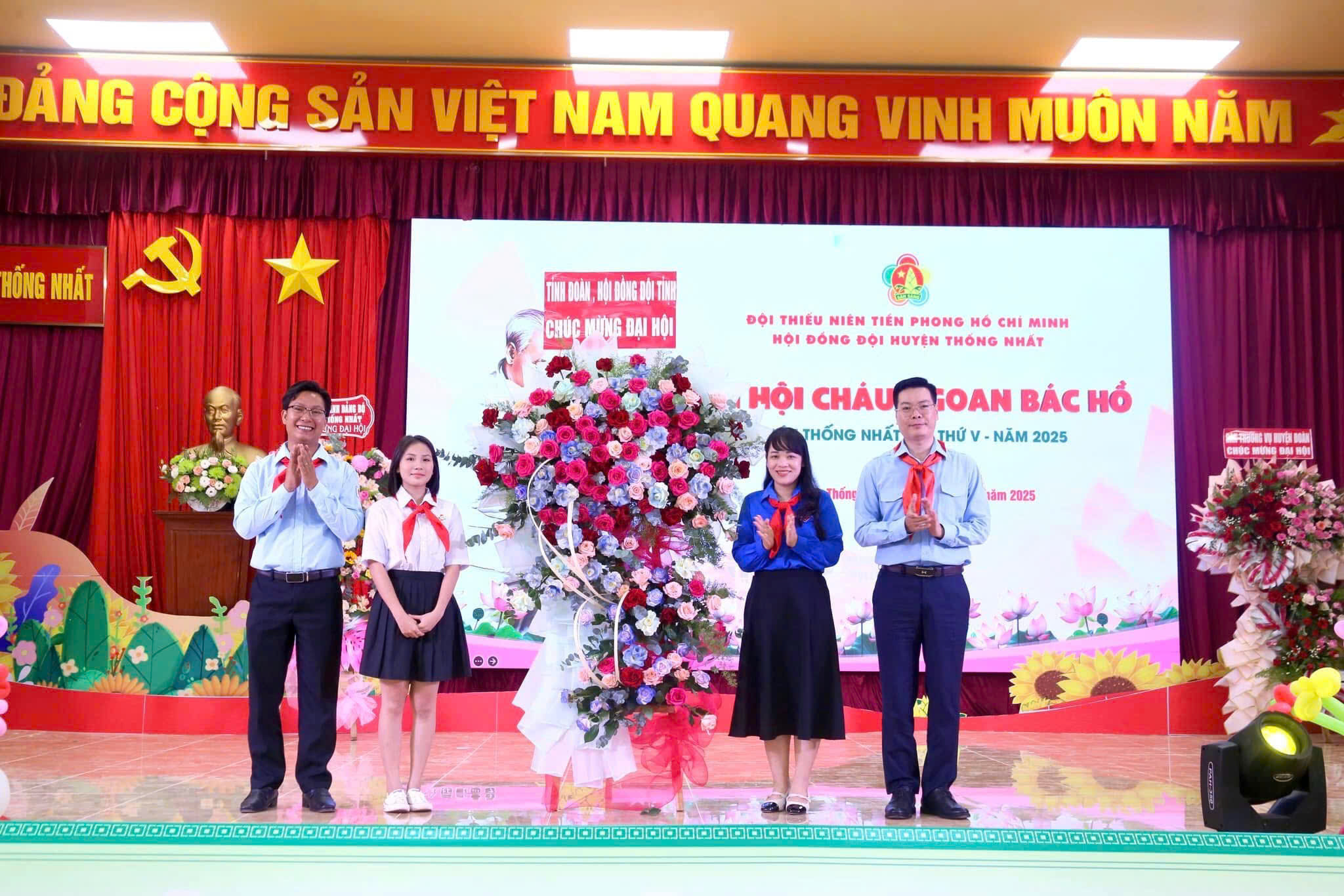 Description: C:\Users\Admin\Desktop\Đại diện Tỉnh đoàn, Hội đồng Đội tỉnh tặng hoa chúc mừng Đại hội (2).jpg