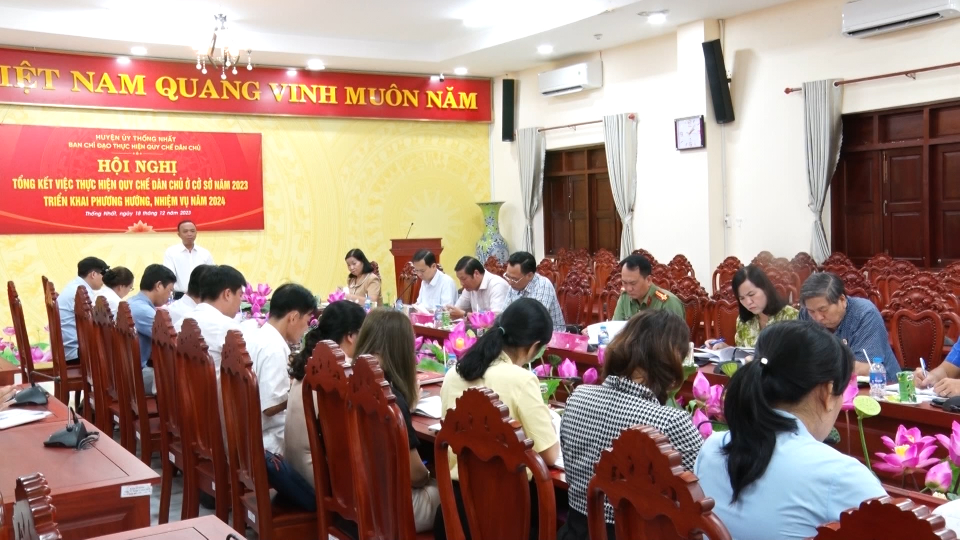 Description: C:\Users\Admin\Desktop\Đồng chí Nguyễn Huy Du, Phó bí thư Thường trực Huyện ủy, Chủ tịch HĐND huyện phát biểu chỉ đạo tại hội nghị .jpg