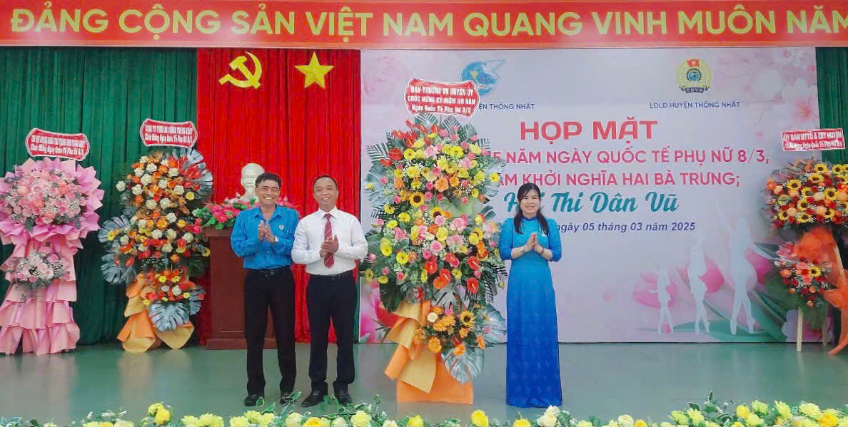 Description: C:\Users\Admin\Desktop\Đc Nguyễn Huy Du - Phó Bí thư Thường trực Huyện ủy tặng hoa chúc mừng kỷ niệm 115 năm ngày Quốc tế phụ nữ.jpg