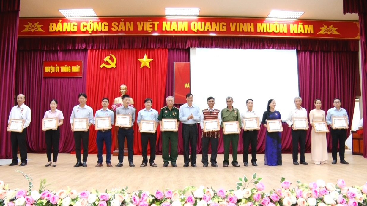 Description: C:\Users\Admin\Desktop\Đồng chí Lê Huy Thiêm- UVBTV, Trưởng Ban Tuyên giáo Huyện ủy tặng giấy khen cho các tập thể gương người tốt, việc tốt năm 2022.jpg